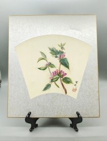 日本老纸板画，扇形装裱，和纸粘贴画面精美。 尺寸27*24cm，风格细腻，粉色花朵配绿叶，意境优雅。 背面有作者签名，年代物件，成色完好。 适合茶室、书房装饰。满58包邮偏远地区邮费自付。