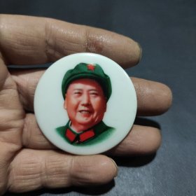 毛主席塑料像章，笑眯眯，军装，品相看图自定