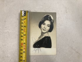 约五六十年代香港著名女影星演员 嘉玲亲笔签名黑白银盐老照片 (尺寸 ; 14*8.8cm) 该照片背面盖有沙龙摄影九龙加连威老道46号蓝色印章