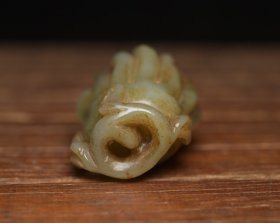 和田玉佛手 规格: 5.3×3.7×3.2厘米，重 63克。 玉质温润细腻，沁色自然，刀功老道，皮壳包浆一流，雕刻生动，线条流畅，品相完美！