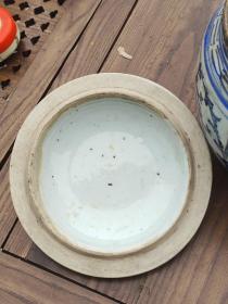 青花双耳陶瓷粥罐，高度约18cm，盖钮和一耳有损。