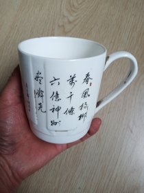 五六十年代语录杯，边缘有小嗑皮，胎体轻薄，其它完好，如图所示，高10.7厘米，价优，喜欢的朋友看好抓紧下单