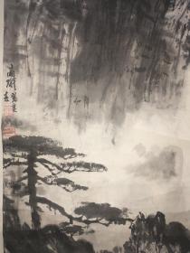 《邓晶瑜山水图》2
邓晶瑜(1911～1985)，原名邓家瑜，安徽省繁昌县三山（今芜湖市三山区）人。邓晶瑜自幼喜爱美术，1927年4月前往上海，投奔以绘画创作为生的长兄邓格飞。上世纪二十年代末，西方油画、水彩画艺术逐步进入上海。邓晶瑜常去观摩西方各种流派的画展，精心临摹其优秀作品，从中领悟海外艺术大师所表现出的技法与神韵，然后再将其所见所思融汇到自己作品中。