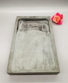 老砚台，整体呈灰绿色，主体灰色，泛着浅浅的绿。有使用痕迹，品相完好。长20.5厘米，宽13厘米，厚3厘米。