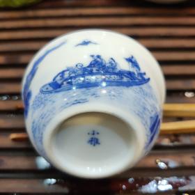 【小雅品茗杯】景德镇茶器三大名窑“之一”！器型精致，画工细腻，青花鲜艳翠丽，釉水温润如玉，品相完美！“小雅”二字源出诗经，《小雅》篇有待客之道的含义，小雅瓷器精于从小器着手，赋雅于小，容器于好！小雅主要以茶具、文房为主，是公认的小件之王。工艺考究，选景德镇陶土，高档原矿青花钴料，从泥巴，拉坯，利坯，绘画，上釉等等都是全手工制作。每一款小雅作品，画工细腻，精致，构图一流，仿古而不复古，极具艺术价值