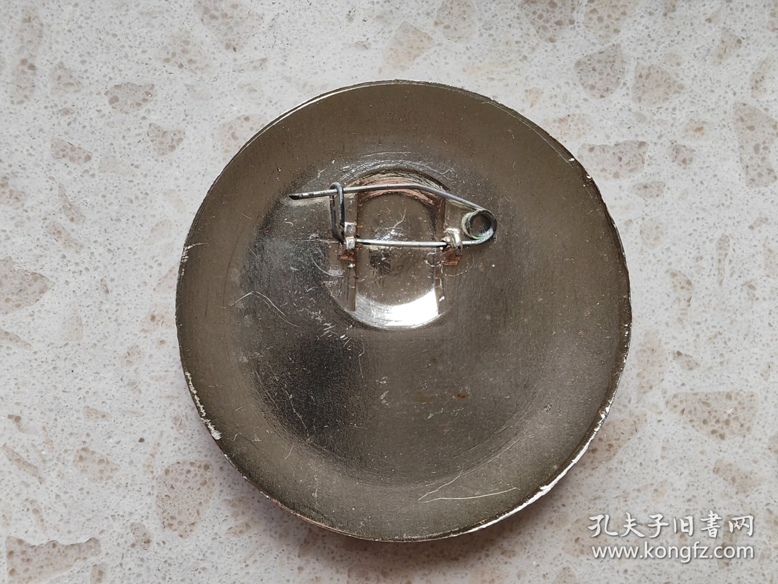 毛主席像章。天安门。毛主席万岁。直径4厘米。