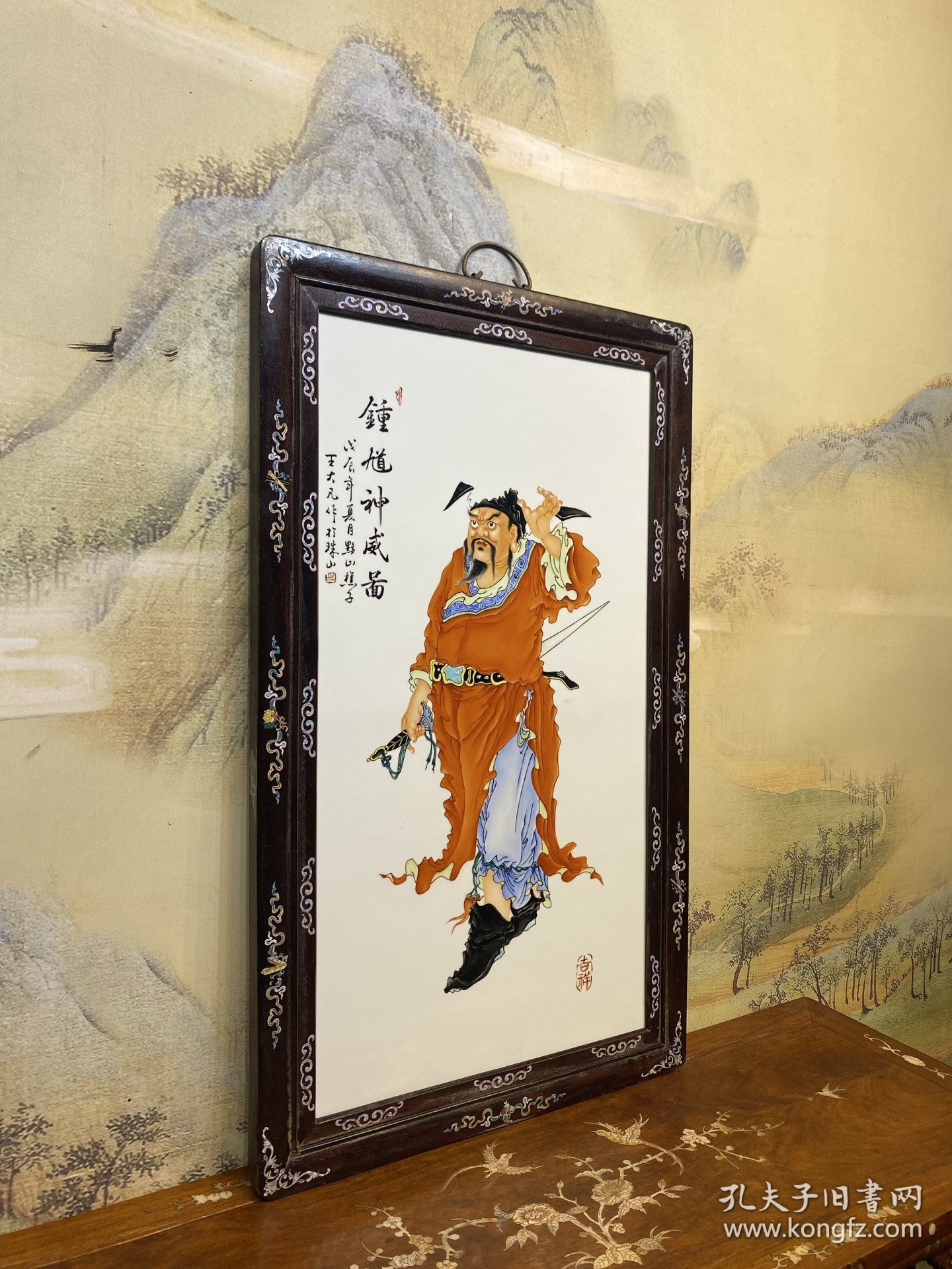 旧藏【钟馗神威图】红木镶贝壳 镶瓷板粉彩人物画挂屏，尺寸:高90厘米/宽53厘米，全品完整、实拍如图！ ​