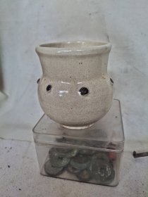 古代长沙窑点彩白釉渣斗一个，完整。