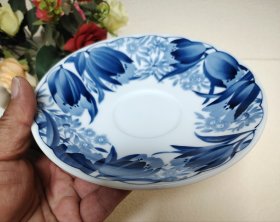 日本瓷器 keito 咖啡杯。青花郁金香咖啡杯。 这款青花郁金香非常少见，实物更美。杯子口径9厘米，高6厘米，碟直径15.5厘米。