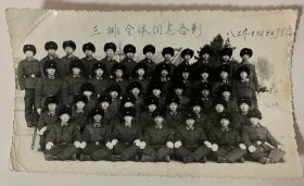 【老照片】1983年解放军某三排全体同志合影于兰岗（牡丹江）
