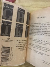 M IS FOR MALICE 恶意 恶行  SUE GRAFTON作品  推理小说女王 字母天后 字母谜案系列 Sue Grafton 苏•格拉夫顿作品  英文原版 1998年 美品