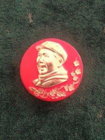 毛主席像章 正面:梅花戴帽子围脖图像 背文:毛主席万岁