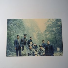 老照片-八十年代八名工商管理干部在张家界金鞭溪留影（其中三人穿制服）