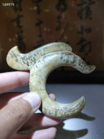 红\山文化玉龙C型龙玉猪龙，红山玉龙号称中华祖龙，华夏第一龙，是五千年前新石器晚期文明的代表，高古图腾，礼器。 规格: 高8.0*粗1.8cm，76g