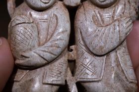 回流 舊藏和田玉“和合二仙” 藏品规格;长5.7公分 宽1公分 高5.9公分 重51克 .藏品介绍:火烧玉质,莹润起光,包浆浑厚,镂空透雕,和合二仙,双面刻工,手持宝盒,眉开眼笑,米字纹理,收藏俱佳。