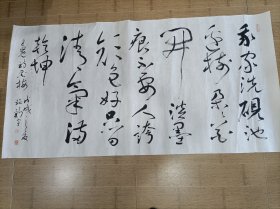 施新宇书法作品，中国书法家协会会员。保真。1960年4月生于江苏赣榆，现为中国书协会员，连云港市书协理事，赣榆县书协主席。作品入展全国第七届书法篆刻展，全国第一、二、三届正书展，全国第七届中青展等，并在全国第一届正书大展获优秀奖，全国首届“小榄杯”县镇书法大展获优秀奖。