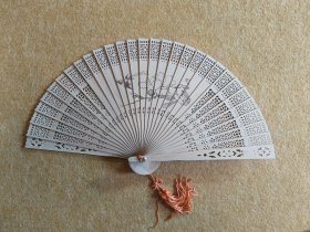 白檀香扇 日本回流盒装扇 展幅约36Cm 高20Cm 竹扇骨 。桔色流苏，保管完好。