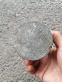 茶文化茶叶罐老锡器锡筒锡粉盒民俗老物件，品相完整，表面有轻微旧痕但无损伤。这个老锡器可能是用来存茶叶或香料的，也有可能是装饰用的粉盒。适合喜欢茶文化或老物件收藏的朋友。照片实拍，所见即所得。喜欢的朋友可以拍走。