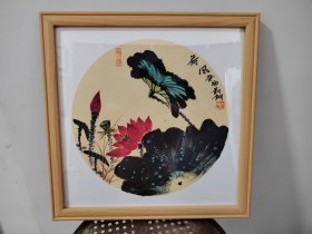 刘钢老师写意荷花画框，刘钢，1957年生，重庆人，自幼练习国画，擅长山水，钢笔画，现为重庆市美协会员，可挂墙上，可当摆台。很雅致