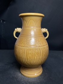 黄釉雕刻双耳瓶