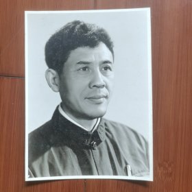 70、80年代（胸前笔袋插着一支钢笔）黑白照片。15.5x11.5㎝
