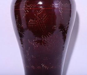 大明永乐年制祭红釉雕刻凤纹梅瓶，高45×27厘米