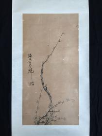 一种清孤不等闲：民国（东海狂生）（独占百花魁）墨梅精作一幅：画家落款书法潇洒纵逸，印文清隽；浓淡墨色梅枝冲天，一任清芳万里春。梅花香气清幽淡远，与其它浓烈花香相比较，显得与众不同，卓尔不群，而这正是古代文人看重之处。她与文人墨客洁身自好、孤芳自赏的清高气质极度相似，所以梅香备受推崇。