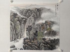 保真书画，江苏名家，牟克民《山静云闲》四平尺斗方山水画一幅67.5×68cm。牟克民，1954年生，江苏省南京市人，当代著名山水画家。现为江苏省文化艺术研究院副院长、江苏省文化名人库领导小组办公室副主任、中国美术家协会会员、国家一级美术师。先后担任过江苏省花鸟画大展评委、编委，江苏省名人书画作品集主编。