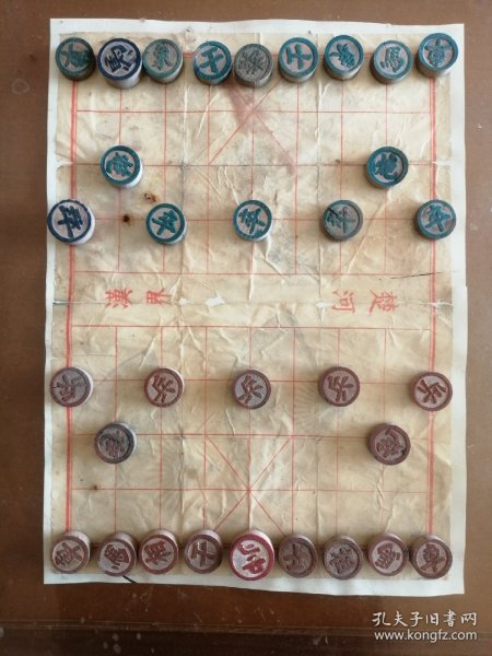 七十年代两用老象棋一副，凸字木质直径2.5厘米。