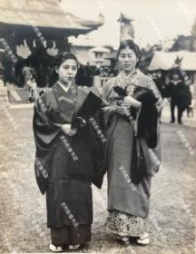 抗战时期 上海神社内两名身穿华丽和服的日侨妇人合影照一枚⑥（1933年，上海日本“居留民团”在靶子场南端建了一座“上海神社”，用于拜祭“天照皇大神”、“神武天皇”、“明治天皇”，1946年被拆除。）