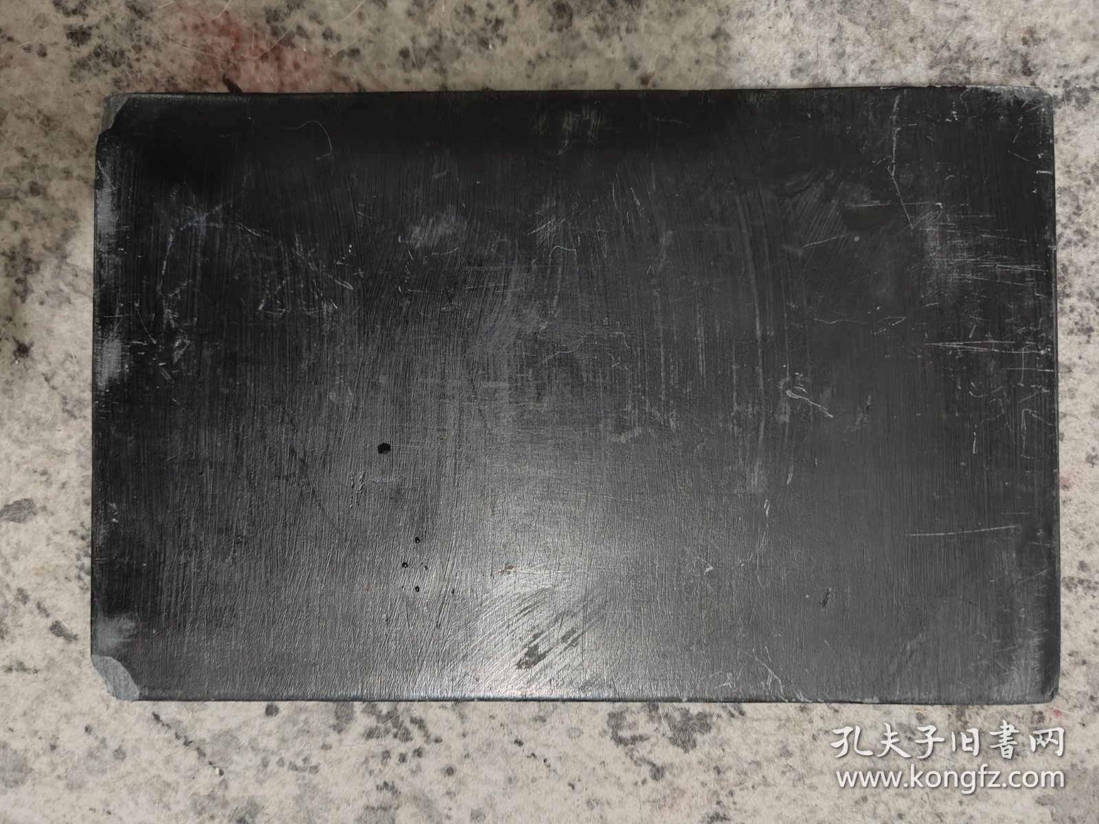 龙吐水歙砚 上世纪八九十年代产品 手工制作 底角小磕 砚背部腊封 下发都不错 很实用…