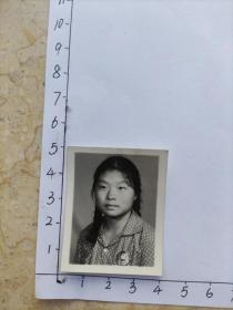60年代美女武云仙佩戴毛主席像章照片