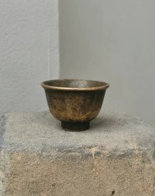 明代铜杯铜茶杯铜供水杯铜小酒杯铜酒盅铜碗老铜杯传世老铜器黄铜小压手杯一只。 通高3厘米，口径4.5厘米，明代永乐压手杯经典器形，器形小巧雅致，包浆纯厚，，厚重坠手，可作小香炉／闻香炉使用