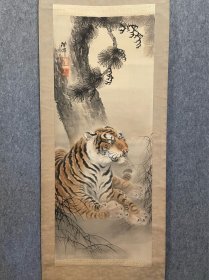 古筆松下猛虎图【新谷铁仙】（1867-1954）日本画家，本名慶蔵，师从木村耕巌。山水・花鳥・走兽皆能绘之，其達磨最为得意。1927年曾前往中国大陆与中国台湾、朝鮮。