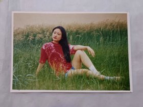 八十年代老照片 長(zhǎng)發(fā)紅衣短褲美女坐在綠色草地上 佟偉光拍攝 沈陽(yáng)著名攝影家 長(zhǎng)12.6厘米Х8.5厘米