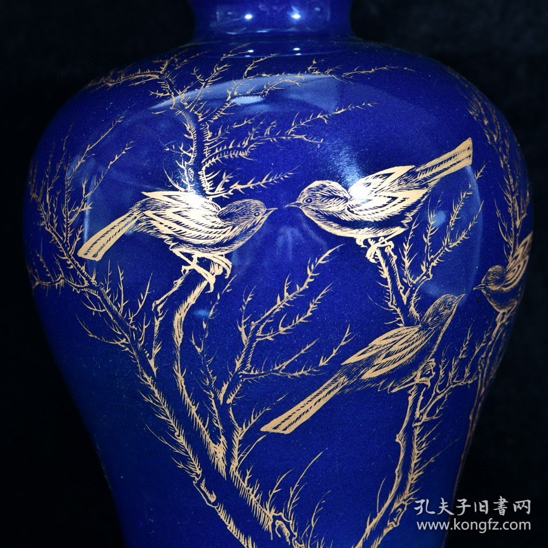 点击查看原图 大清乾隆年制霁蓝釉描本色真金花鸟秋林鸣禽图酒瓶梅瓶
高28.2径18厘米2