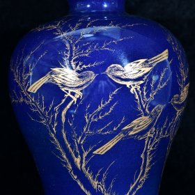 大清乾隆年制霁蓝釉描本色真金花鸟秋林鸣禽图酒瓶梅瓶
高28.2径18厘米2