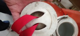 手绘粉彩松鹤大提梁壶，口径11cm，底径18cm，高22.5cm，壶盖有小磕，壶嘴边缘有小飞皮。