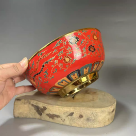 清粉彩红地花卉碗