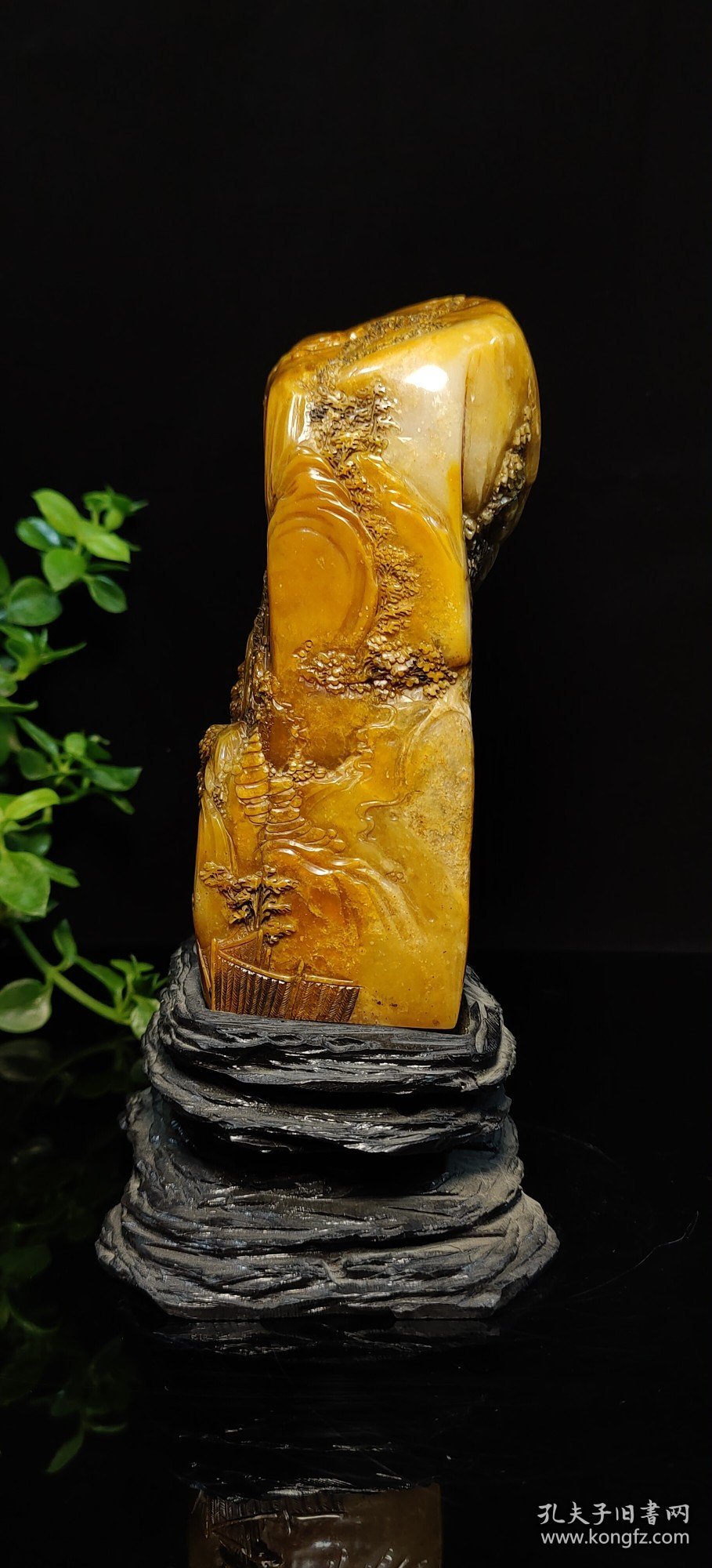 旧藏珍品，寿山石极品金田黄印章摆件 大清著名雕刻家【吴昌硕】之藏品 取材上乘田黄石，色泽温润如玉，机理细腻油润，质地纯净通透，工艺精湛一流，人物，树木，栩栩如生，惟妙惟肖，萝卜纹清晰可见，强光下呈现极品黄金宝石色，晶莹剔透，美轮美奂，包浆醇厚自然，实属收藏观赏珍品。 【品名】聚贤图 【尺寸】高19宽8 【重量】2200克