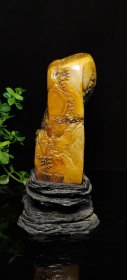 旧藏珍品，寿山石极品金田黄印章摆件 大清著名雕刻家【吴昌硕】之藏品 取材上乘田黄石，色泽温润如玉，机理细腻油润，质地纯净通透，工艺精湛一流，人物，树木，栩栩如生，惟妙惟肖，萝卜纹清晰可见，强光下呈现极品黄金宝石色，晶莹剔透，美轮美奂，包浆醇厚自然，实属收藏观赏珍品。 【品名】聚贤图 【尺寸】高19宽8 【重量】2200克