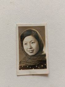 黑白老照片：1954少芬美少好留影