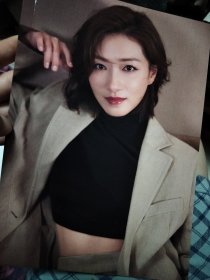 实物拍摄《万茜 高颜值高清写真》。16开幅面。铜版纸【印刷非常精美亮丽】实体纸质书最新《万茜 高清摄影写真集》美女摄影 女明星。画册65页。应援会，粉丝团活动专用