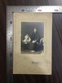 百年留影，日本明治时期（1868-1912年）对应清光绪时期，母子合影老照片，带原压花衬板，尺寸品相如图，100包邮。