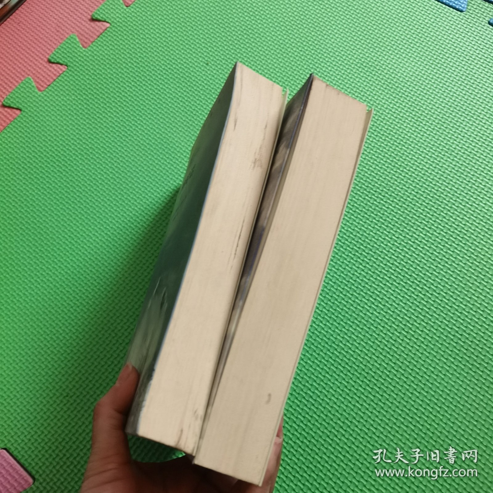 与神 对话（第二.三卷）2册合售 有一本边上有水渍不影响阅读