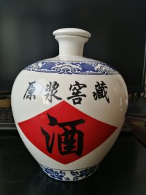 酒瓶。原浆窖藏酒酒瓶（酒坛）。