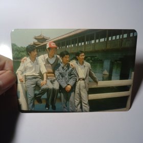 老照片–80年代四名青年在湖南烈士公园年嘉湖边留影（身后迎丰桥清晰可见）