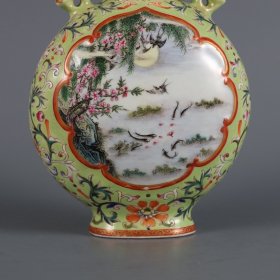 清乾隆年制绿地粉彩开窗花鸟纹如意耳扁瓶