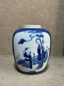 清光绪 洒蓝釉开窗人物青花罐
高 13cm。
釉水亮洒蓝工艺好，莱菔罐器型修长秀气。
罐口一条窑封先天带来。
品相完好。