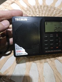 【便携式收音机】TECSUN PL606收音机 德生PL606高灵敏度收音机一台 德生通用电气制造有限公司【机器安装上电池按下POWER开关机可以正常收听广播，声音洪亮，按键灵敏，因为没有说明书，其他功能没有试机，仅试了收听广播功能】【外表正常使用轻微磨损划痕，图片为实拍，品相以图片为准】长度12.5cm宽度8cm厚度2.3cm机身编号39820170700245